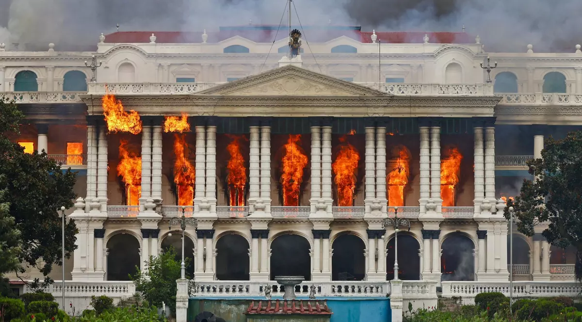 Un incendiu mistuie Singha Durbar, clădirea administrativă principală a guvernului Nepalului, în Kathmandu, pe 9 septembrie 2025
