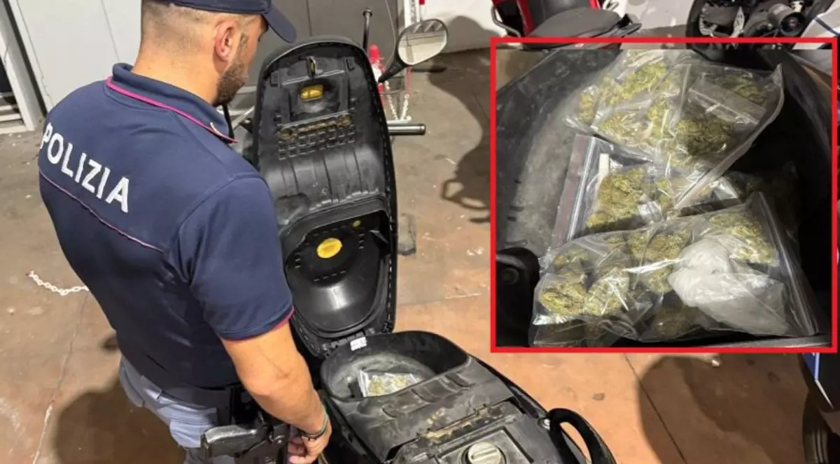 Colaj cu un politist din Catania, cu spatele, langa un scuter, in medalion droguri gasite in interiorul scuterului