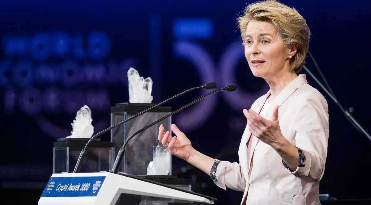 Președinta Comisiei Europene, Ursula von der Leyen, gesticulează în fața unui pupitru, în timpul unei conferințe