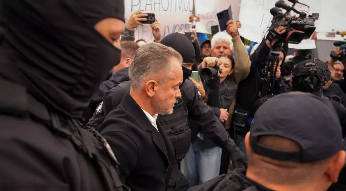 Vladimir Plahotniuc, oligarhul moldovean acuzat de o fraudă bancară de 1 miliard de dolari, este escortat de poliție după ce a fost extrădat din Grecia, unde a fost reținut în iulie, pe Aeroportul Internațional Eugen Doga din Chișinău, Moldova, joi, 25 septembrie 2025, înainte de alegerile parlamentare care vor avea loc pe 28 septembrie.