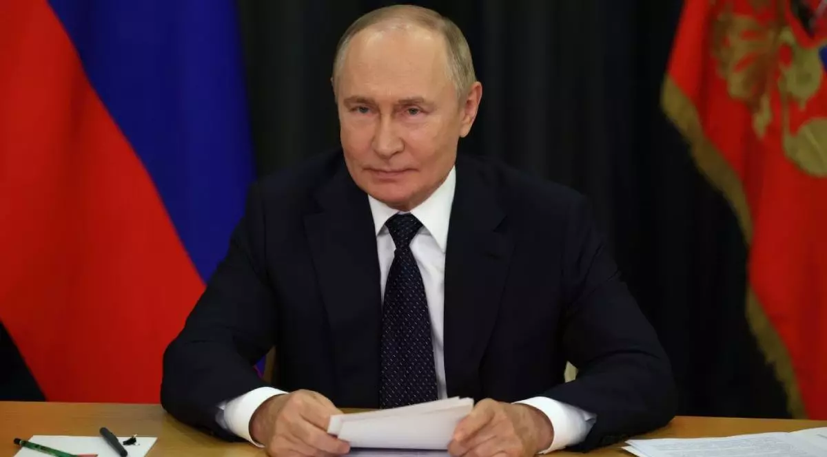Președintele Rusiei Vladimir Putin, in costum negru si camasa alba, asezat la masă cu niste foi în mana, in timpul summitului virtual special BRICS convocat de Brazilia de la reședința Bocharov Ruchei, 8 septembrie 2025 la Soci, regiunea Krasnodar, Rusia