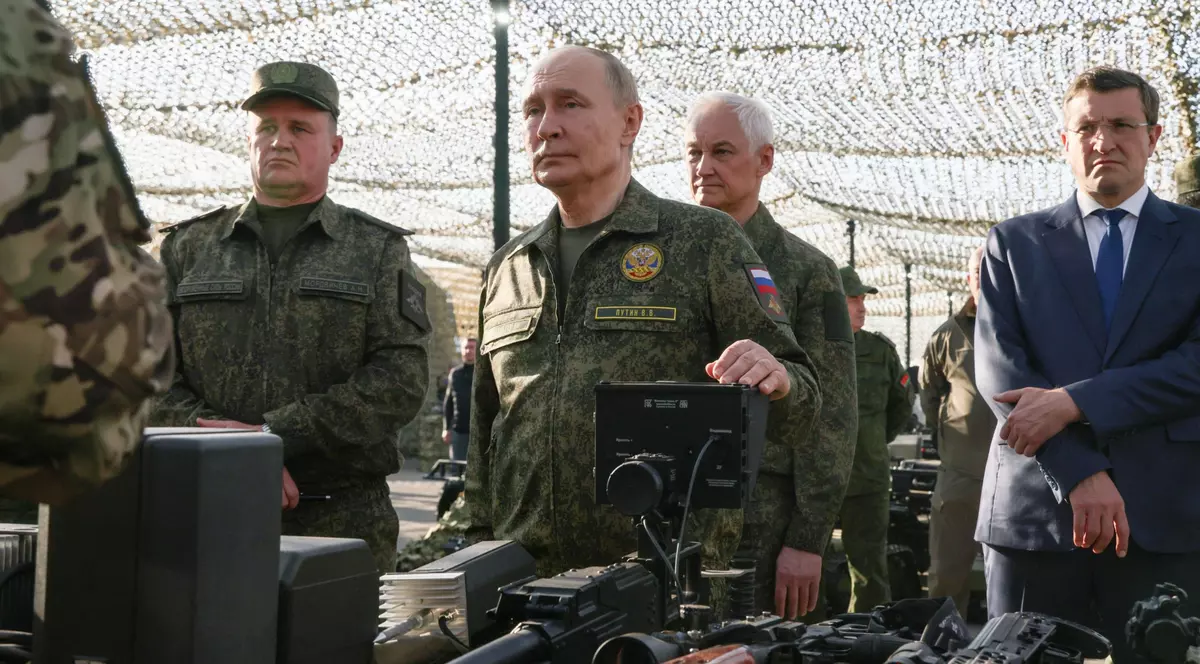 Președintele rus Vladimir Putin în timpul vizitei sale la exercițiile militare comune ruso-belaruse „Zapad 2025” (Vest 2025) la poligonul de antrenament Mulino din regiunea Nijni Novgorod, Rusia