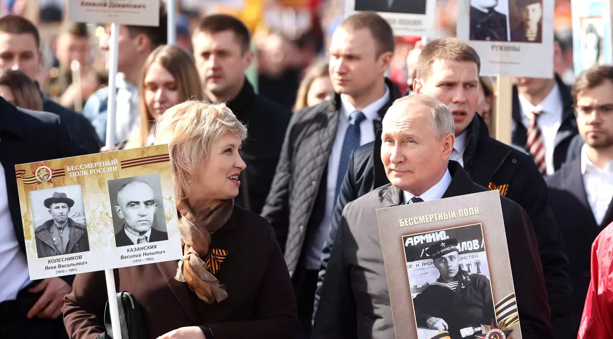 Vladimir Putin ține în brate un tabloul cu tatăl său militar