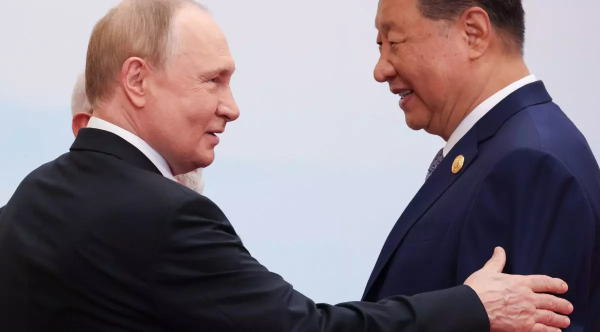 Xi Jinping și Vladimir Putin se salută în China, la summitul OCS.
