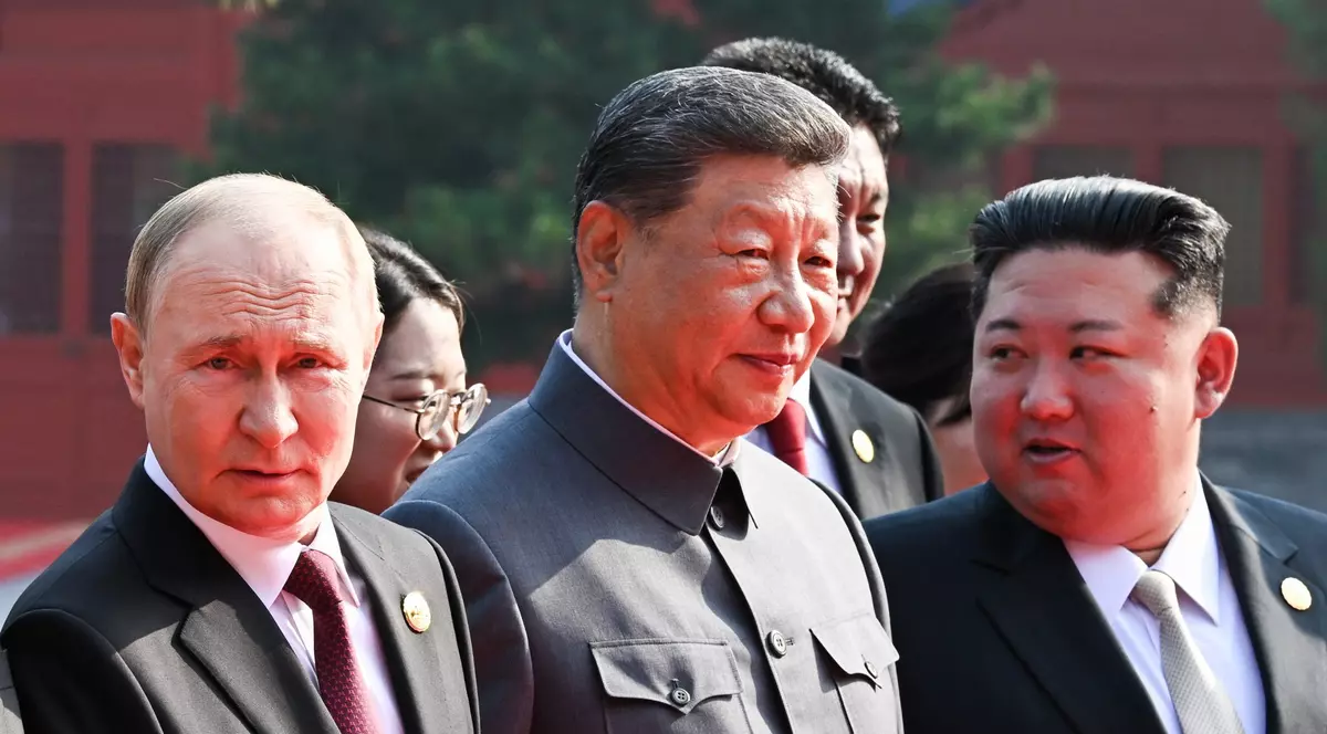 Vladimir Putin, Xi Jinping și Kim Jong-Un asistă la parada militară de la Beijing
