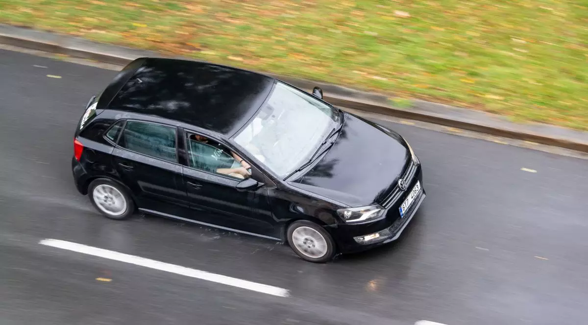 Volkswagen Polo, de culoare neagră, fotografiat din aer, în timp ce merge pe o șosea