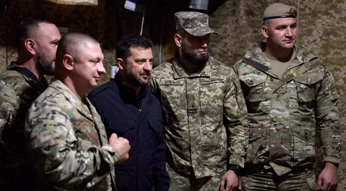 Volodimir Zelenski, îmbrăcat în negru, alături de soldați ucraineni Foto: Profimedia