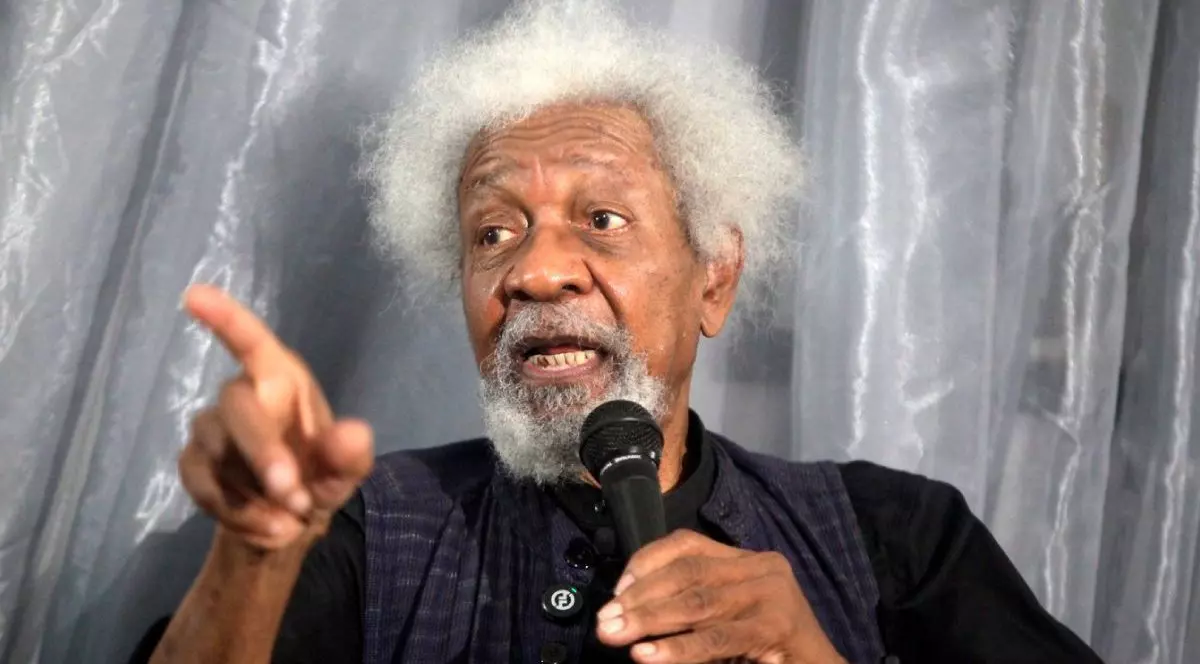 Prof. Wole Soyinka, laureat al Premiului Nobel, vorbește în timpul unei discuții cu câțiva editori la Galeria de Artă Kongi Harvest, Freedom Park, în Lagos, Nigeria, pe 14 iunie 2025, in mana stanga tine un microfon, mana dreapta e ridicata si arata cu degetul