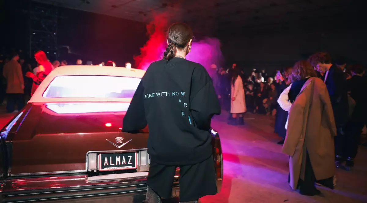 IQOS rescrie conversația în modă. O nouă creație IQOS x ALMAZ, la Bucharest Fashion Week