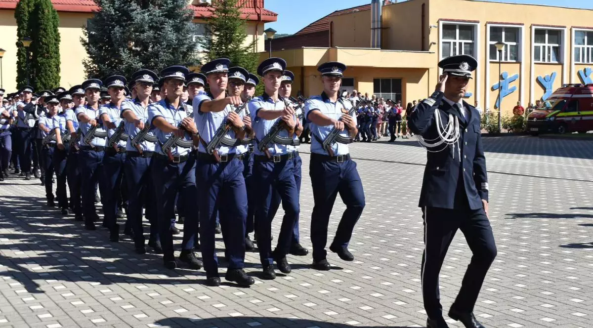 Un nou contingent de polițiști defilează cu armele la piept, la festivitatea de după finalizrea cursurilor, 1 august 2025