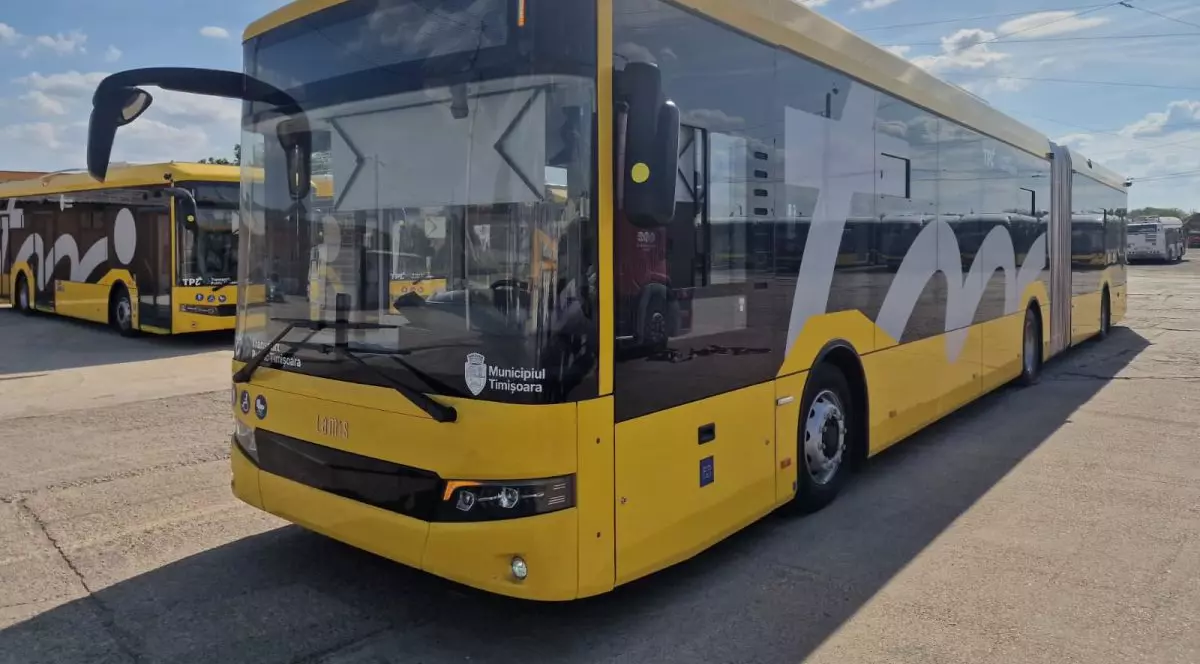 Un autobuz de culare galbenă cu burduf pleacă în cursă, în Timișoara, august 2025