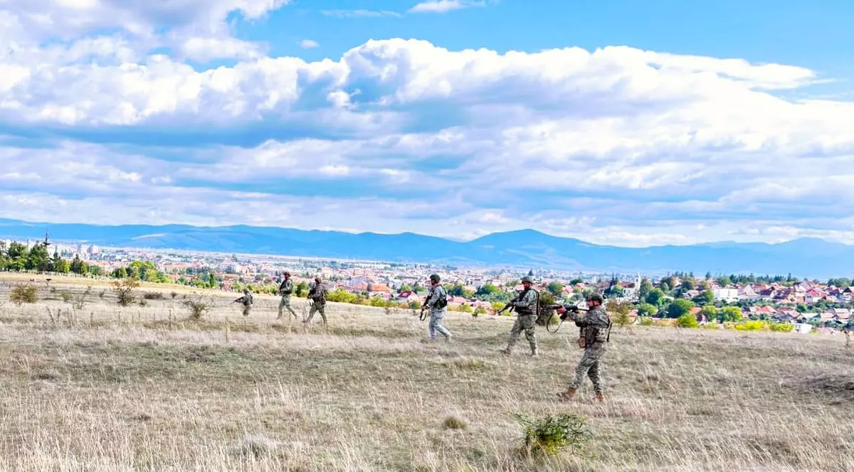 Infanteriști români participă la un exericițiu în câmp deschis, septembri 2025