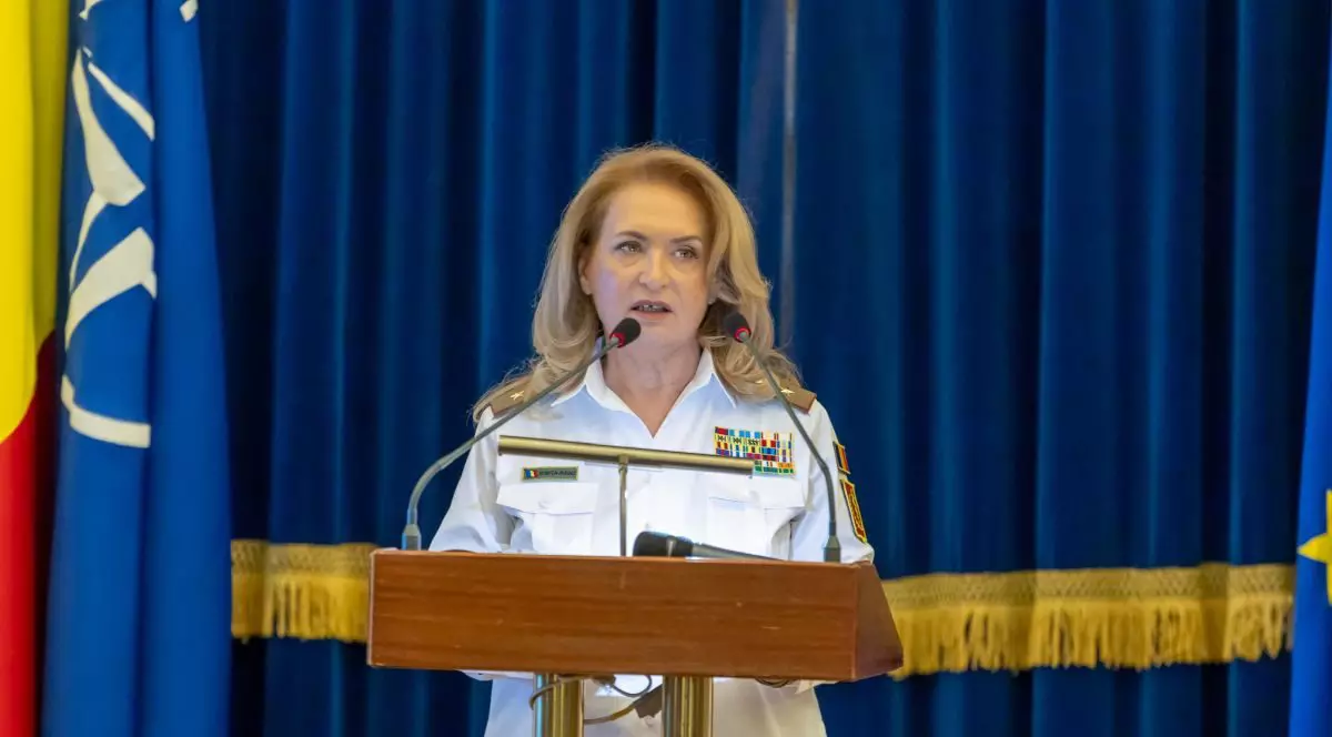 Florentina Ioniță vorbește de la pupitru la Gala Premiilor Medicinei Militare din România 2025, septembrie 2025
