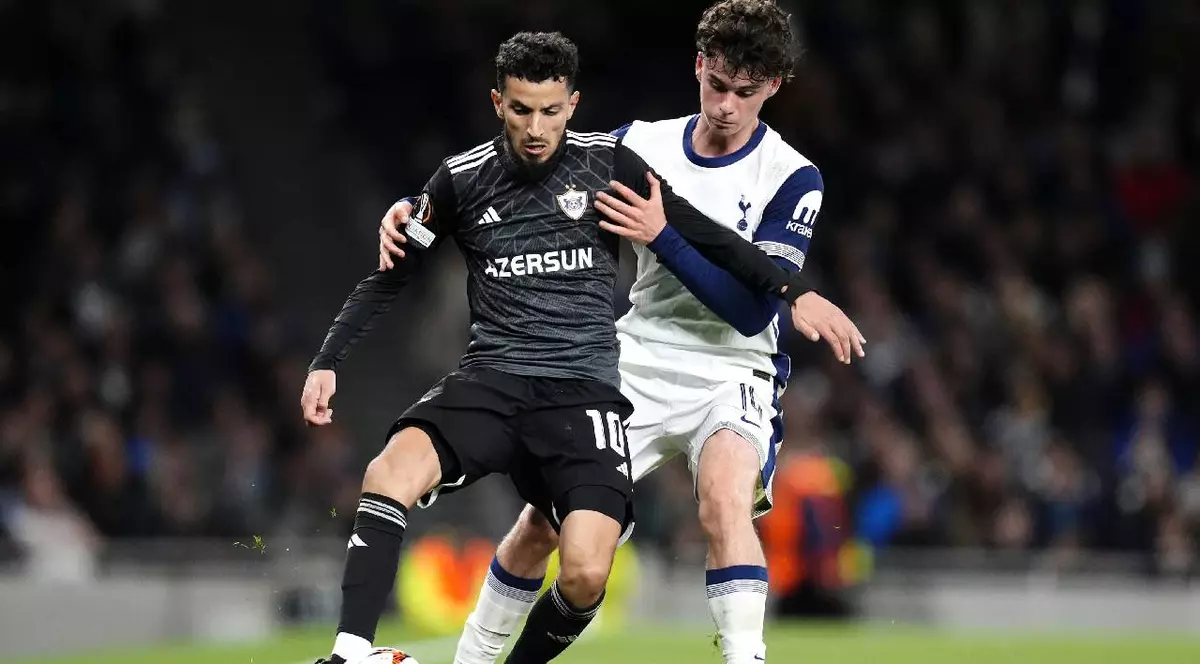 Abdellah Zoubir (stânga) de la Qarabag și Archie Gray de la Tottenham Hotspur se luptă pentru minge în timpul meciului de fotbal din UEFA Europa League dintre Tottenham Hotspur și Qarabag FK, pe stadionul Tottenham Hotspur.