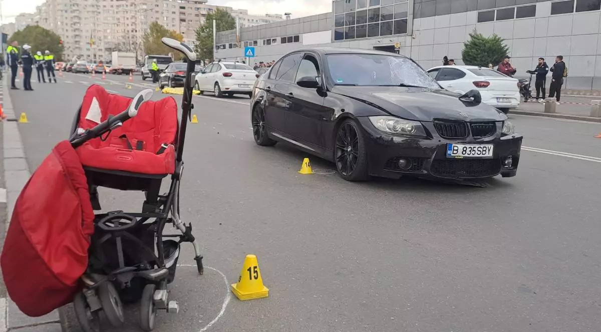 Imagine de la locul accidentului din Berceni România, unde un BMW negru a locit si ucis o femeie care mergea pe trecerea de pietoni cu caruciorul rosu in care se afla un copil de doi ani