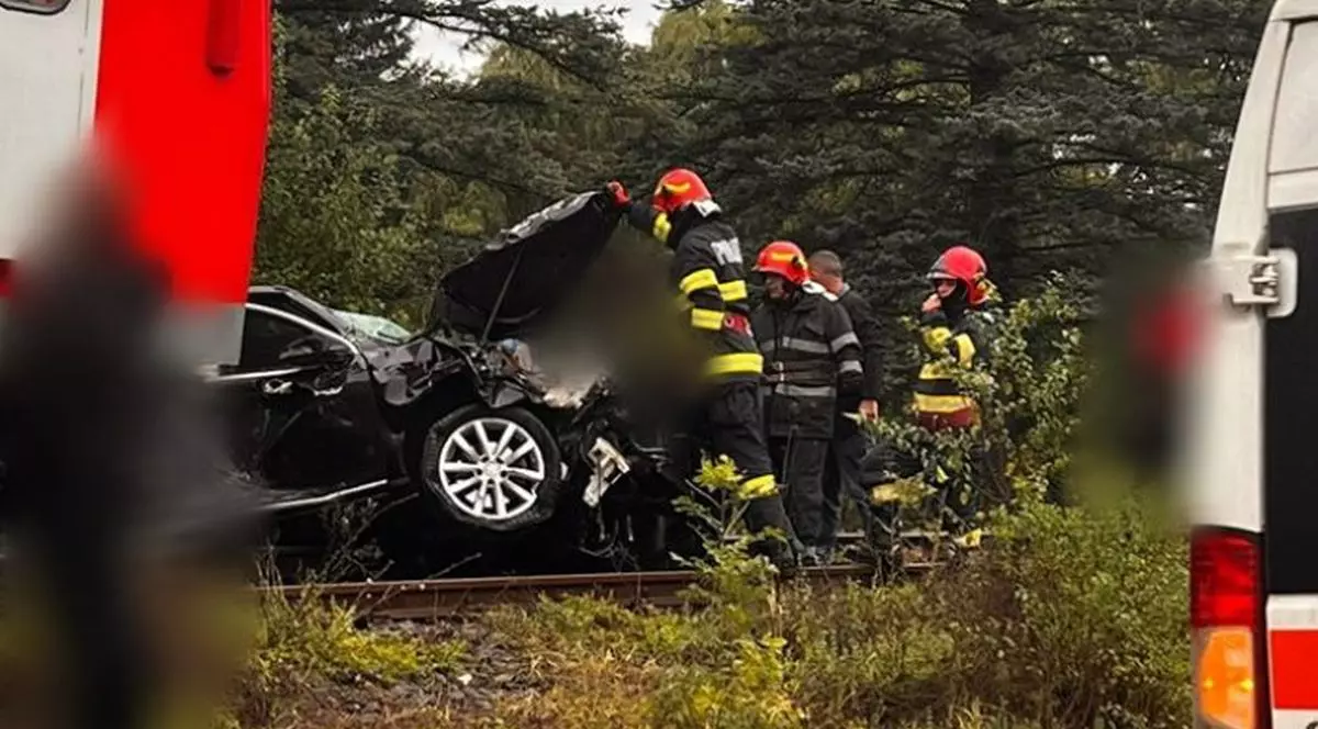 Pompierii intervin pentru scoaterea unei mașini negre de pe șine, după un accident feroviar produs în Vărbilău, județul Prahova, 7 octombrie 2025
