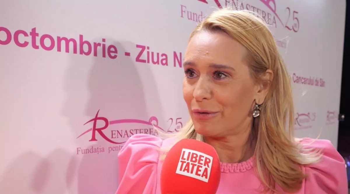 Andreea Esca, într-o rochie roz, pe 1 octombrie 2025, la Palatul Cotroceni, iar pe fundal un panou cu logo-ul Fundația Renașterea la împlinirea a 25 de ani de activitate