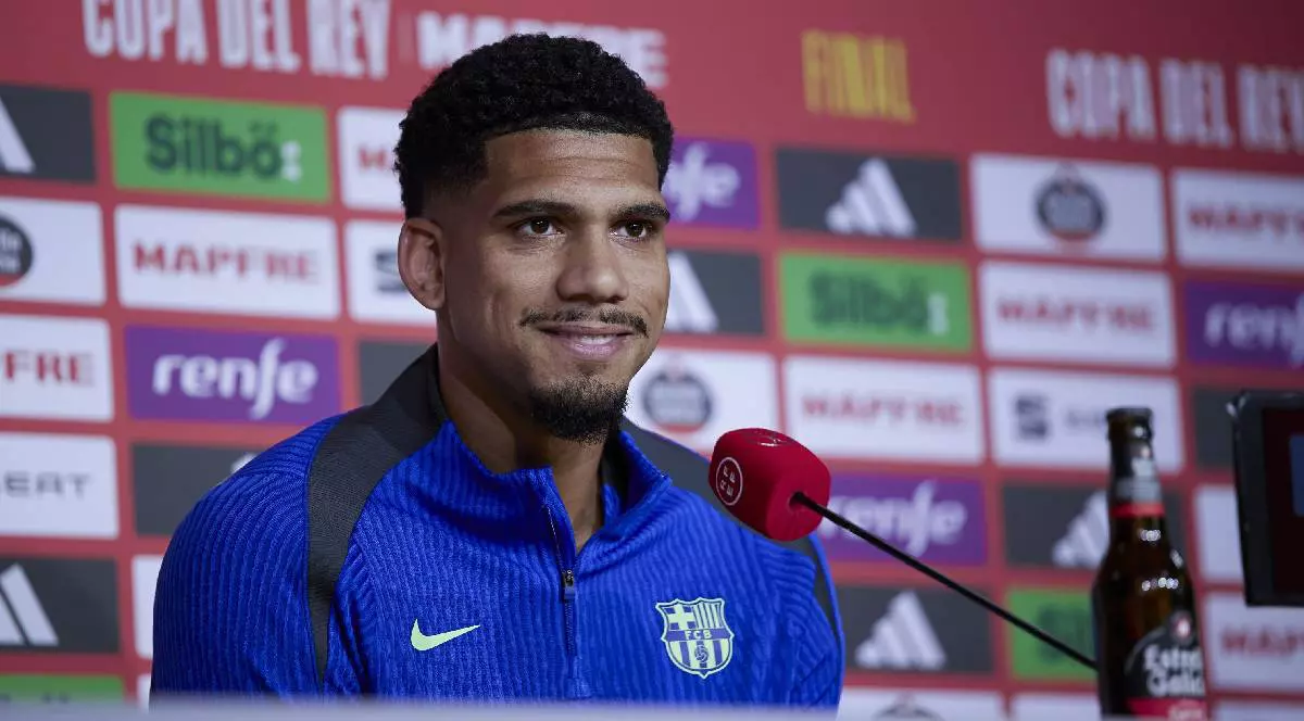 Ronald Araujo de la FC Barcelona participă la conferința de presă dinaintea meciului de fotbal al Cupei Spaniei, Copa del Rey, dintre Real Madrid și FC Barcelona, ​​care se va desfășura pe stadionul La Cartuja, pe 25 aprilie 2025, la Sevilla, Spania.