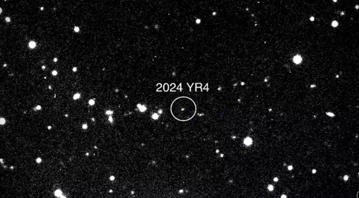 Cerul înstelat surprins de un telescop astronomic. În centrul imaginii, marcat printr-un cerc alb și inscripția „2024 YR4”, se află asteroidul 2024 YR4