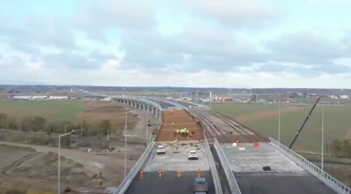 Lotul 2 din autostrada București - Focșani filmat de sus, muncitorii cu veste reflectorizante lucrează la autostradă