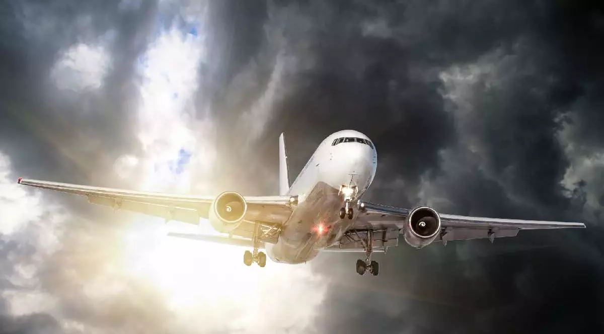 Avion de pasageri și norii întunecați de furtună