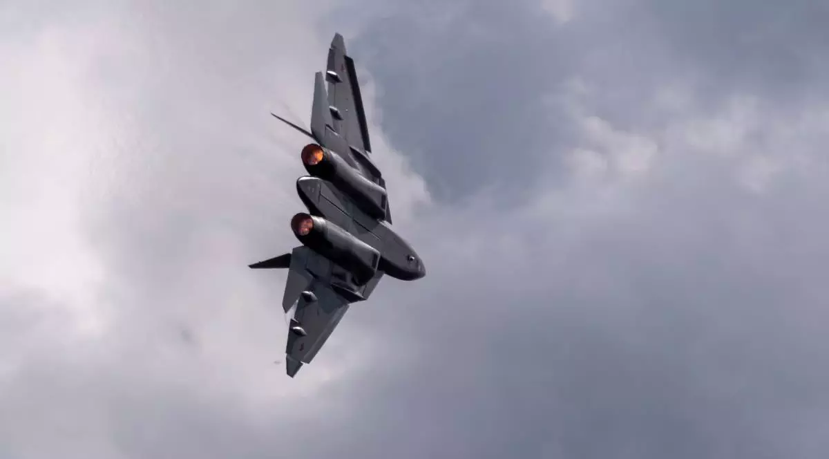 Un avion militar în timp ce survolează pe cerul înnorat