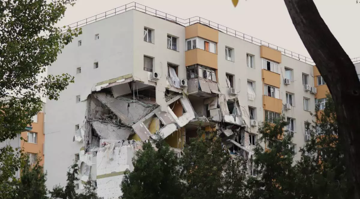 Blocul din București care a explodat vineri în Rahova, mai multe etaje se vede că sunt distruse iar pereții clădirii s-au prăbușit