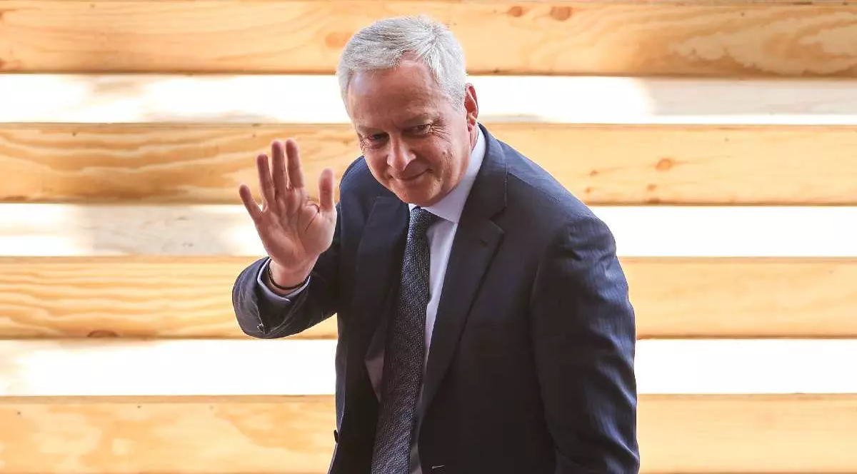 Bruno Le Maire, fostul ministru de finanțe din Franța, în timp ce salută