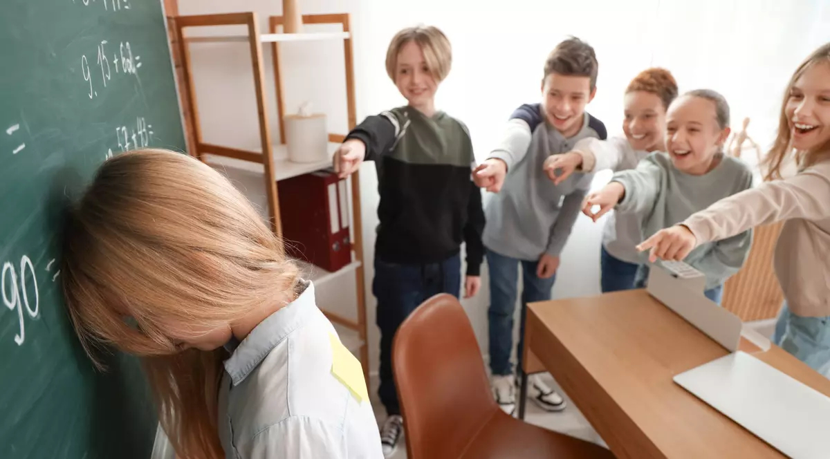 elev victimă a bullyingului colegilor de clasă