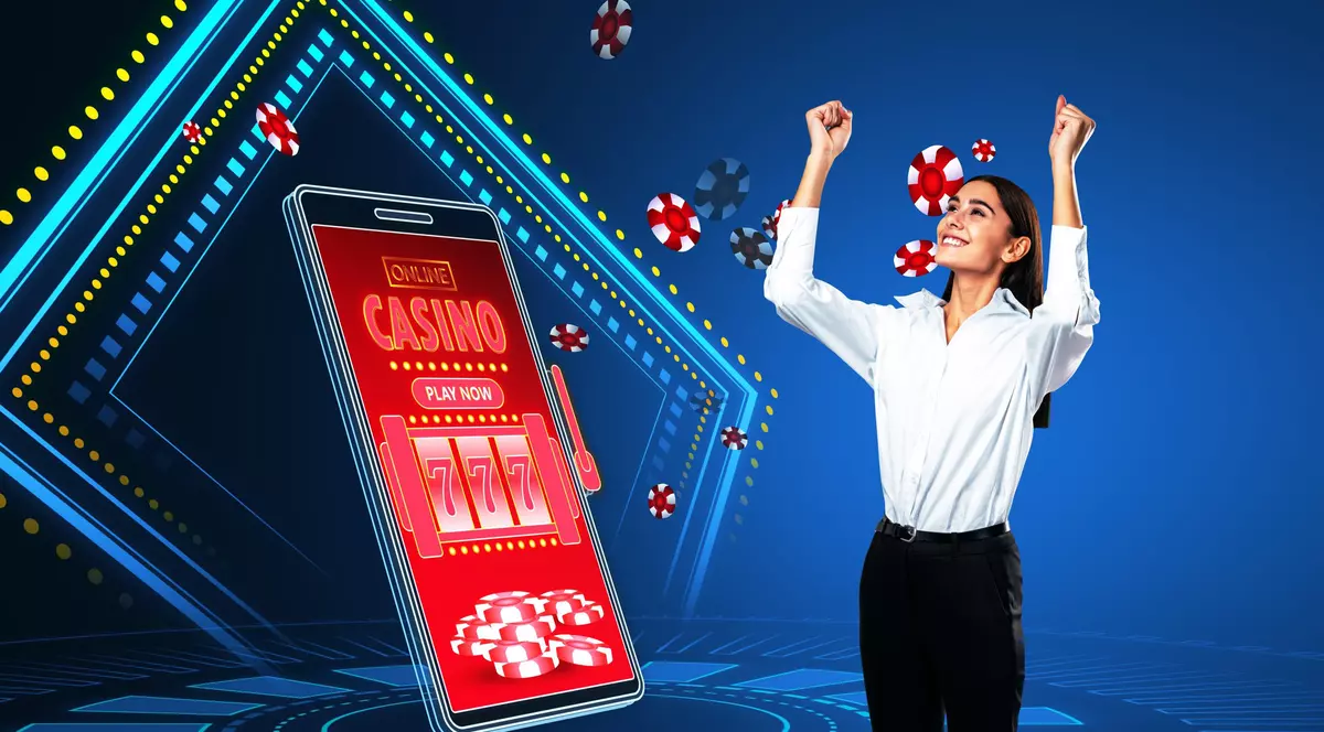 Femeie care se bucură lângă un smartphone pe care e o aplicație de cazinou Red Seven