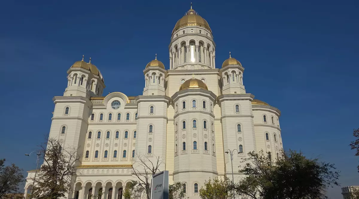 Ultimele pregătiri pentru deschiderea Catedralei Mântuirii Neamului.