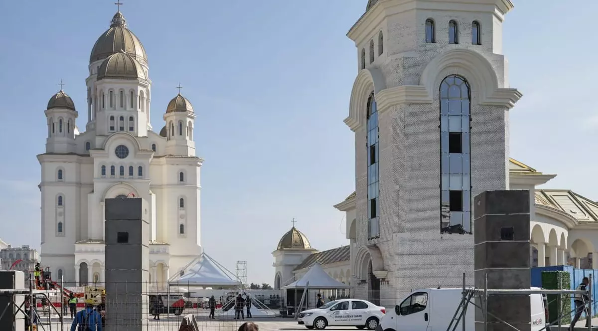 Ultimele pregătiri pentru deschiderea Catedralei Mântuirii Neamului.