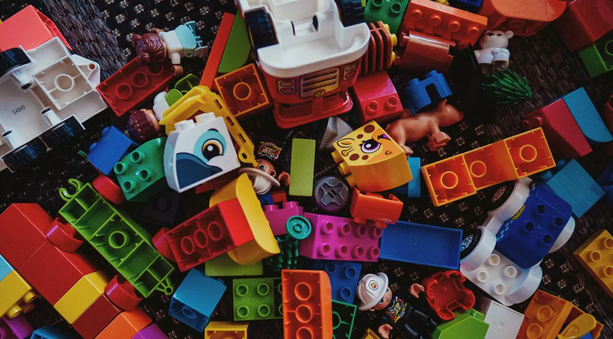 Piese lego colorate intr-o gramada