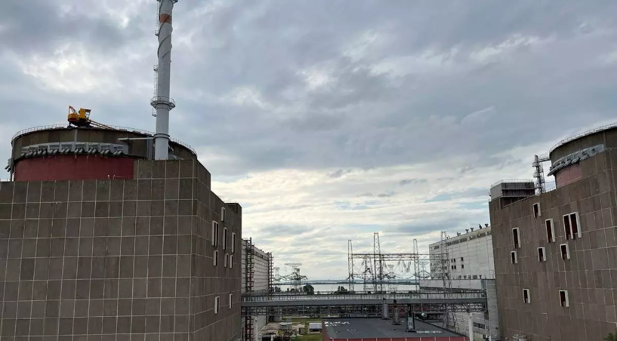 Centrala nucleară de la Zaporojie, se văd cele două reactoare și cerul este înnorat