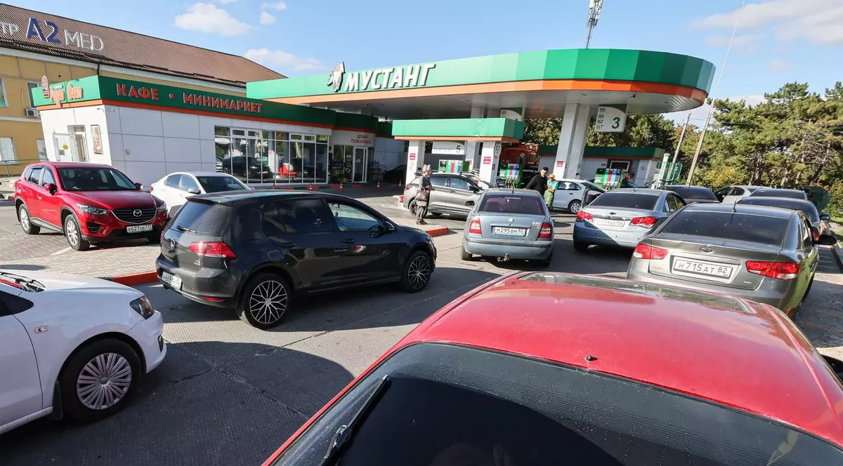 Coadă la o benzinărie din Crimeea Foto: Profimedia