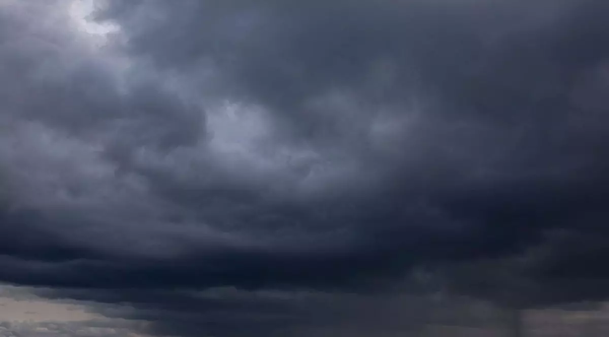 Imagine care ilustrează nori de furtună cu ploaie torențială pe fundal