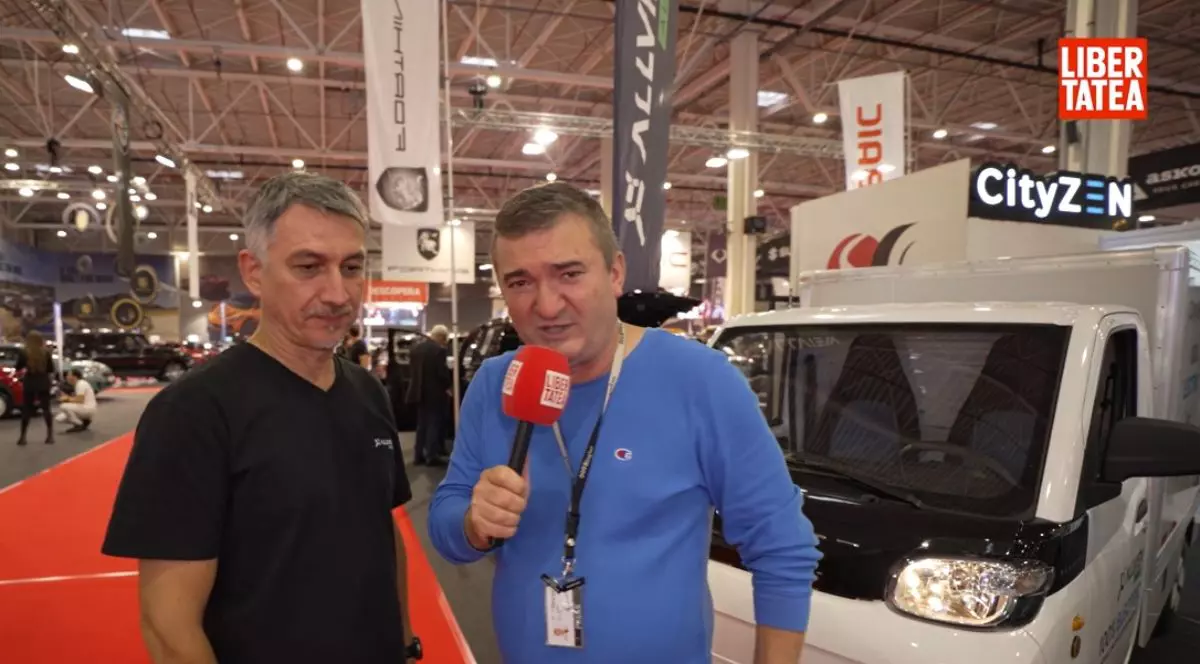 Costin Miron, în stânga, îmbrăcat cu un tricou negru, și Dorin Chioțea, în dreapta, îmbrăcat cu o bluză albastră, în timp ce ține în mâna stângă microfonul Libertatea