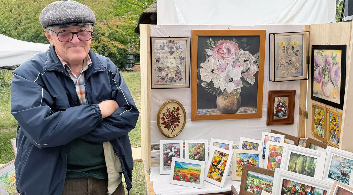 Dan Marinescu și lucrările sale cu care vine la târgurile speciale de la București. Foto: Libertatea