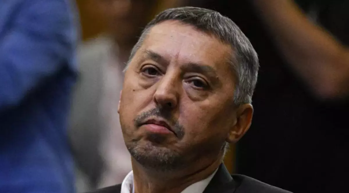 Daniel David într-un costum negru cu cămașă albă