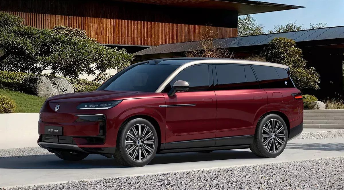 Mașina Denza N9, un SUV roșu