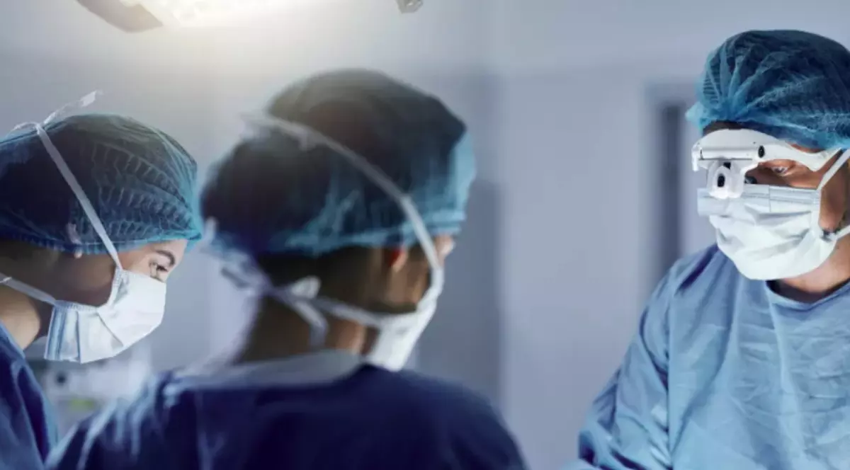 Trei doctori în timpul unei operații