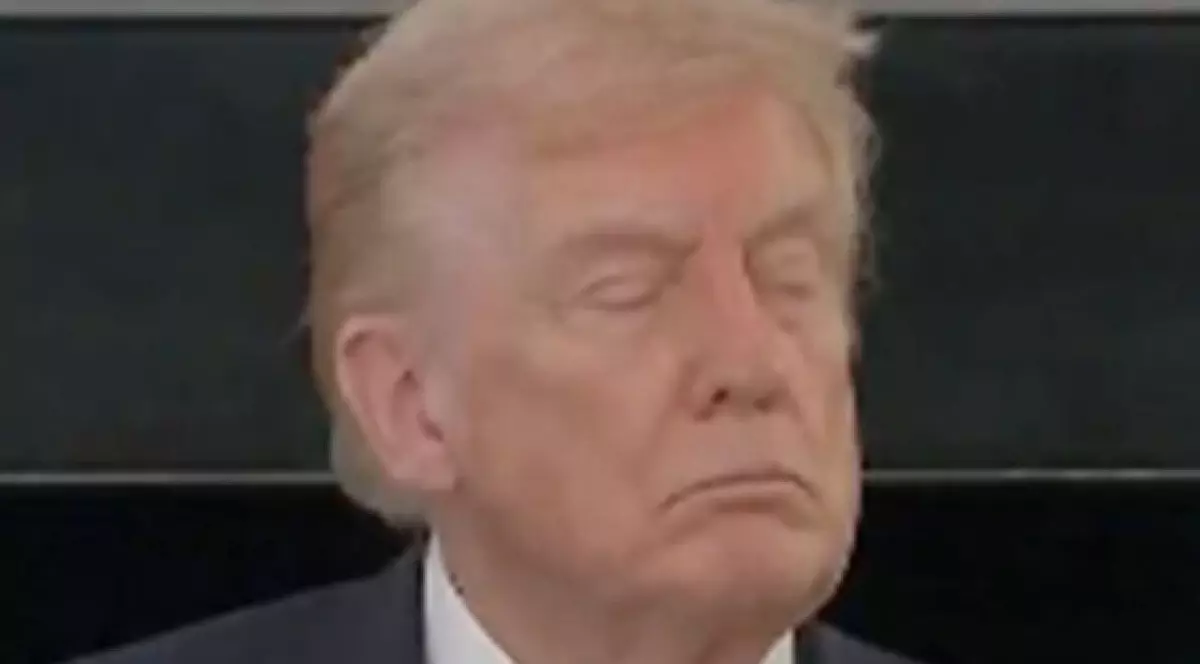 Donald Trump închide ochii la o întâlnire oficială