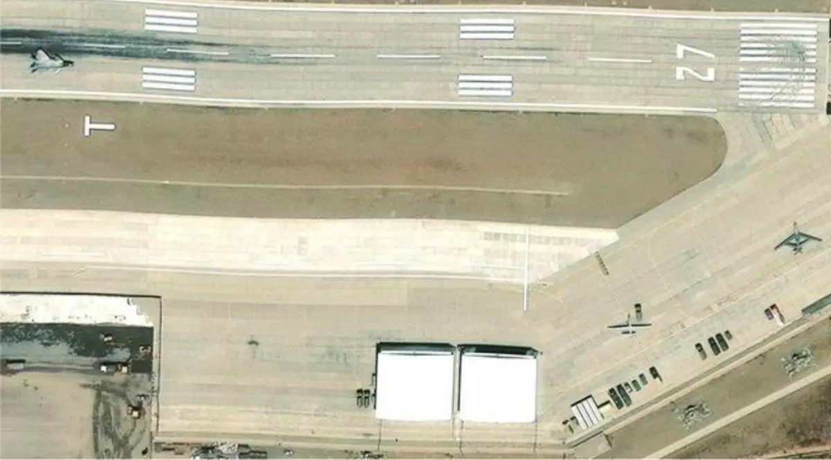 imagine din satelit trei drone GJ-11 la baza aeriană Shigatse, cunoscută și sub numele de Aeroportul Păcii Shigatse, în regiunea autonomă Tibet, între 6 august și 5 septembrie
