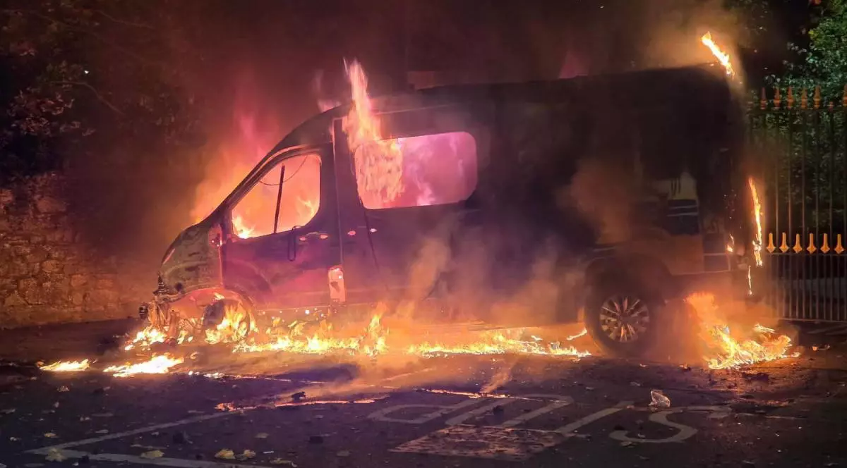 Momentul în care o dubă a poliției este cuprinsă de flăcări uriașe, în Dublin: „O mulțime hotărâtă să atace"