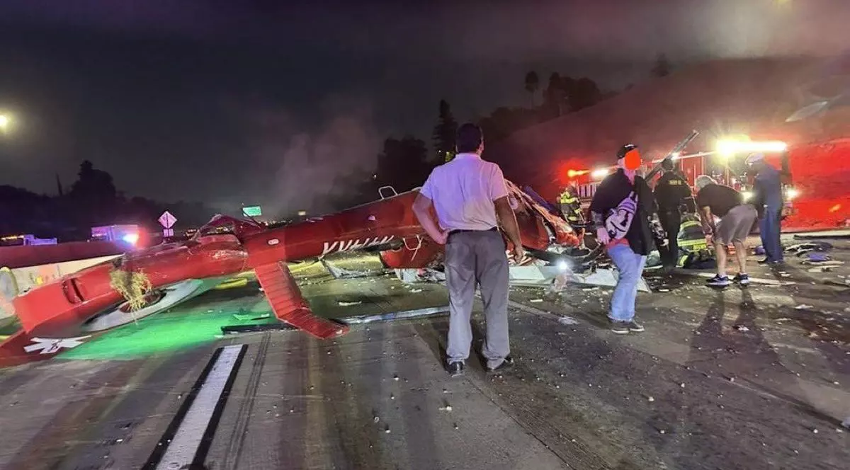 Un elicopter medical roșu căzut pe o autostradă, sunt mulți oameni în jur și poliție, SUA, Sacramento, 6 octombrie 2025