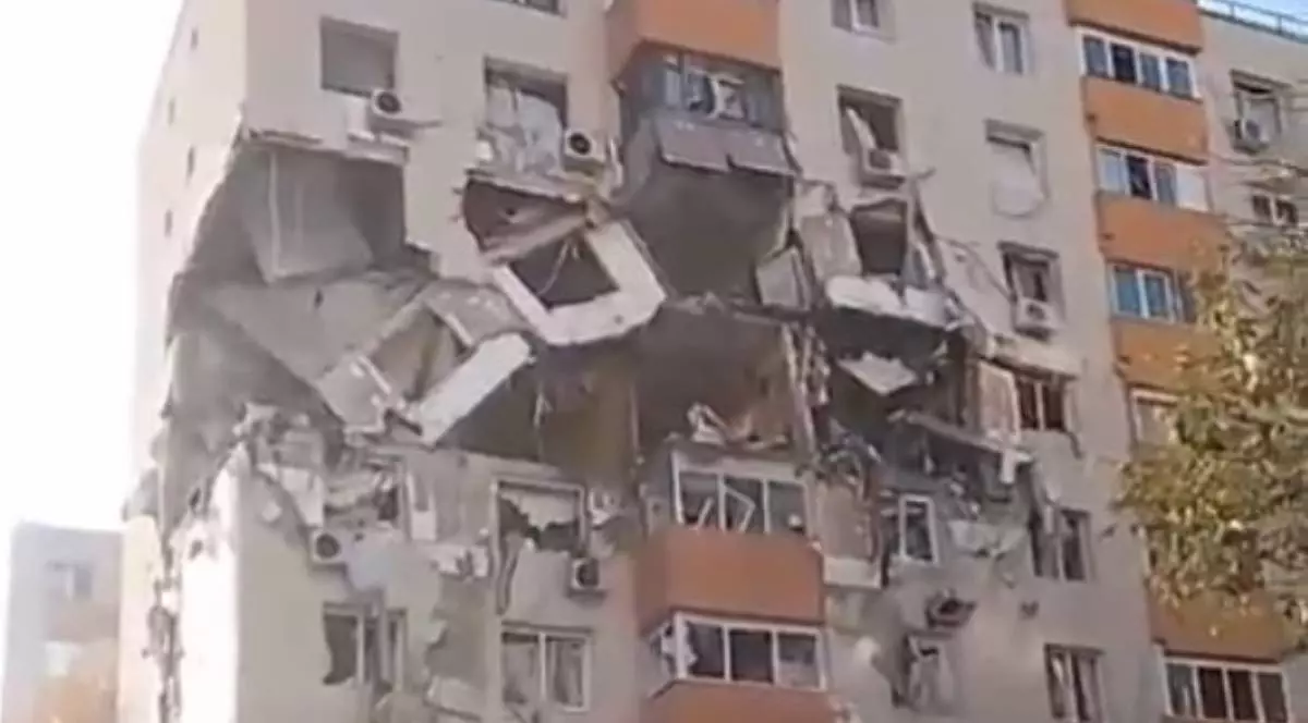 Trei etaje din blocul din București în care a avut loc explozia, sunt complet distruse, bucăți din pereții blocului atârnă după ce au fost distruse