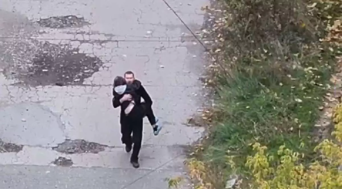 O femeie rănită a fost salvată de un bărbat, care a fugit cu ea în brațe