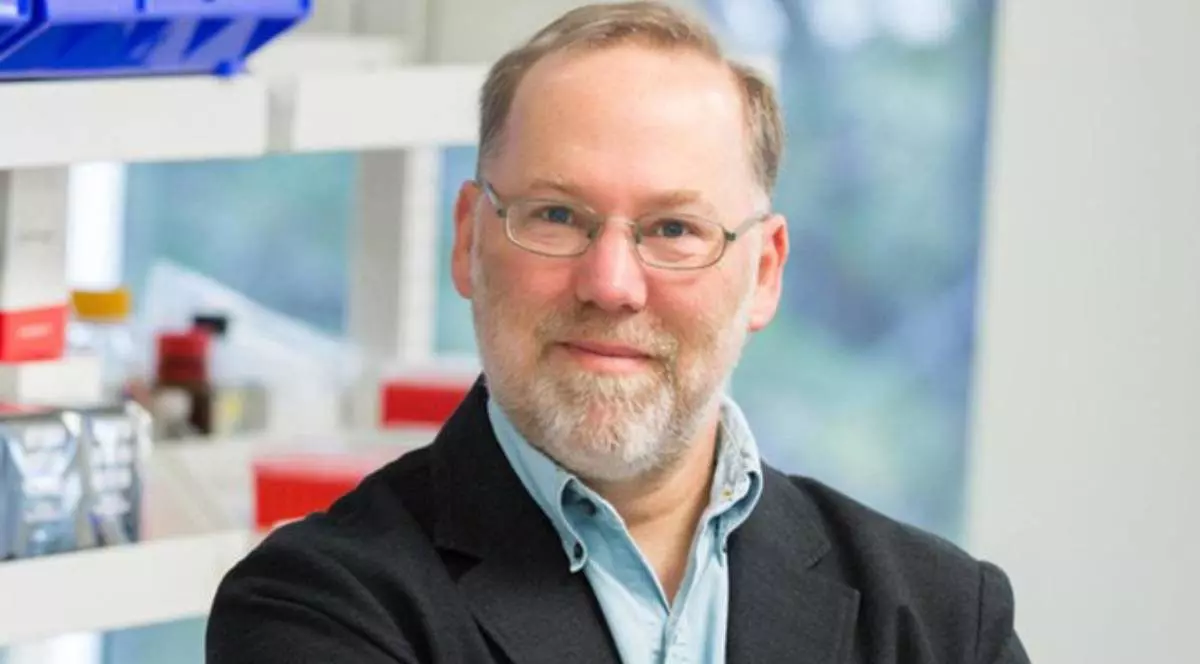 Cercetatorul american Fred Ramsdell, castigator al Premiului Nobel pentru Medicina, in 2025, in camasa bleu si sacou negru