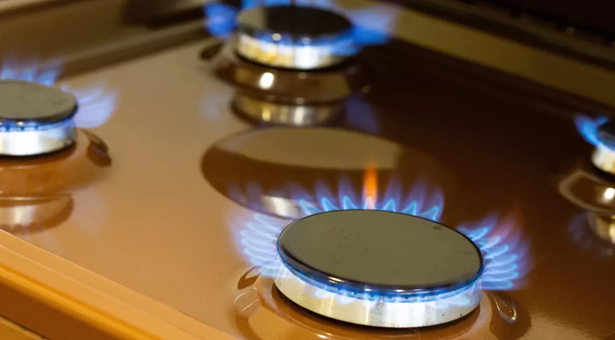 Un aragaz pornit, toate cele patru ochiuri funcționează și scot gaz și flacără