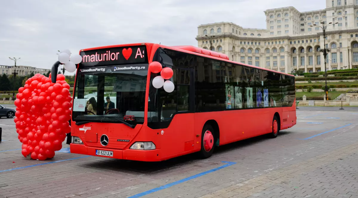 Asociația Prematurilor a organizat conferința de presă „Eroi în scutece: Călătoria Prematurilor”, simbolic, la bordul unui autobuz rosu